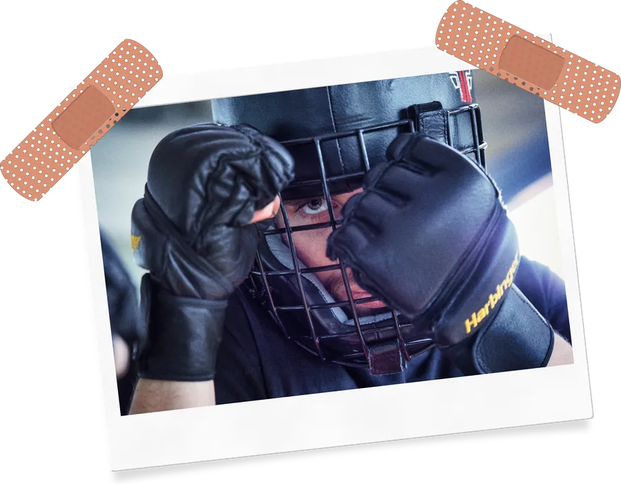 Benjamin Wiedenbruch mit Kopfschutz beim Krav-Maga-Training