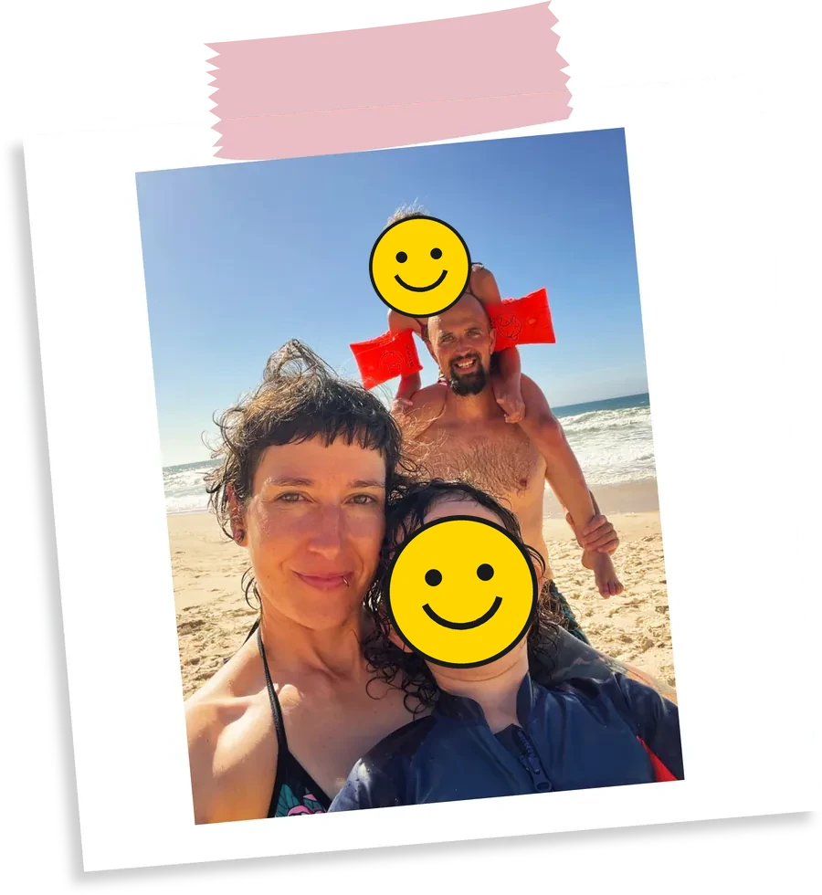 Julia und Benjamin mit ihren beiden Töchtern am Strand